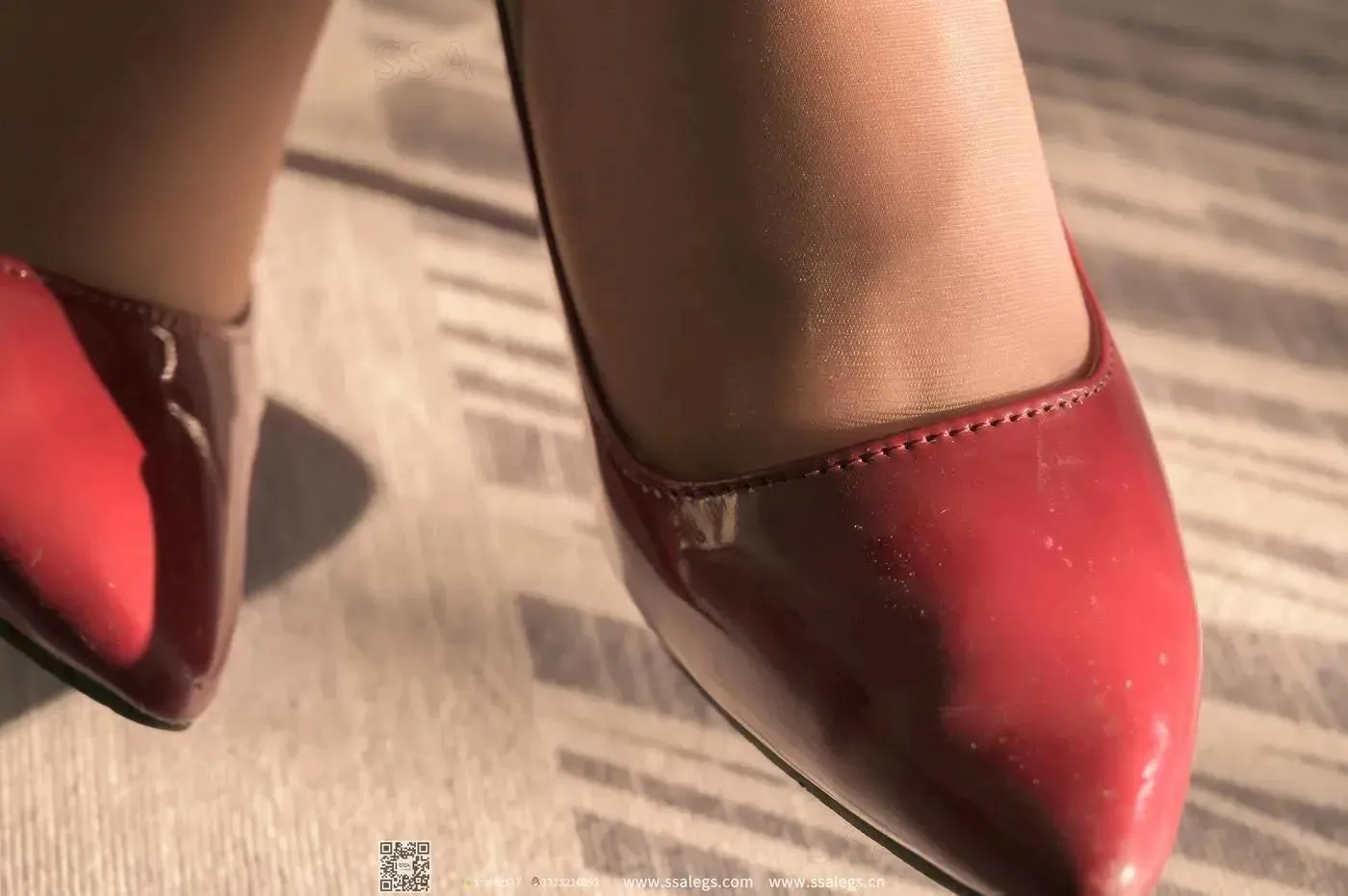 [SSA丝社]超清写真 NO.312 娜娜御姐的红色高跟鞋咖啡丝美腿 [46P]插图5